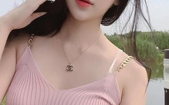 狗狗趴在我身上打扑克